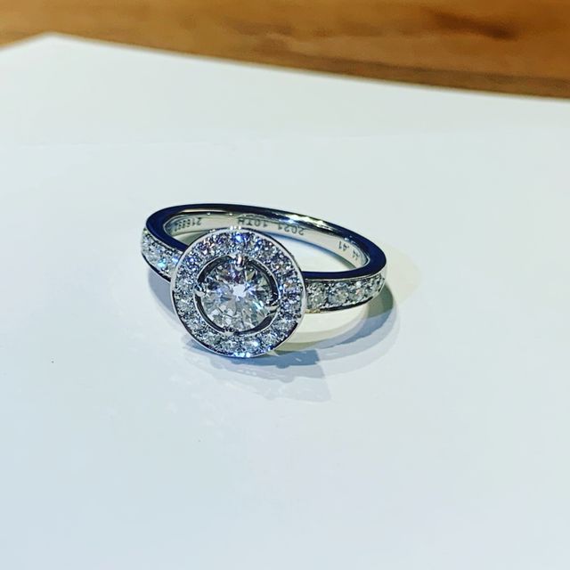 【ラザール ダイヤモンド(LAZARE DIAMOND)の口コミ】 10年前、ラザールダイヤモンドで婚約指輪を購入しました。結婚10周年の今…