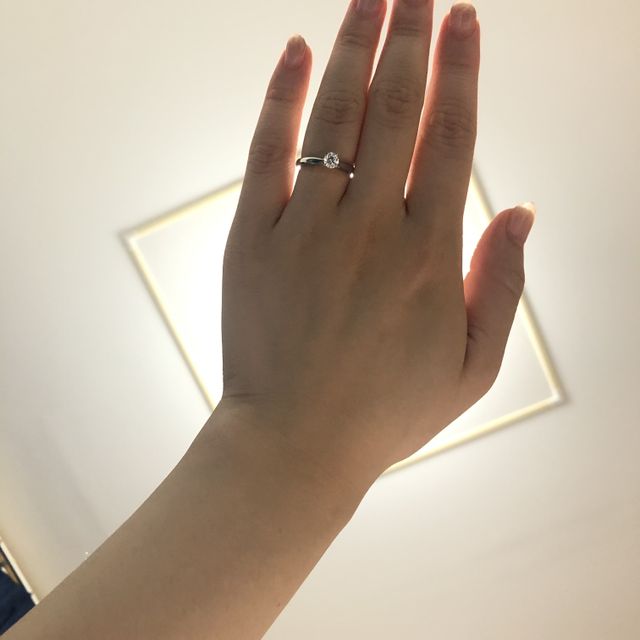 【エクセルコダイヤモンド(EXELCO DIAMOND)の口コミ】 ダイヤモンドの輝きが素晴らしかったのと、台座にダイヤモンドが埋め込ま…