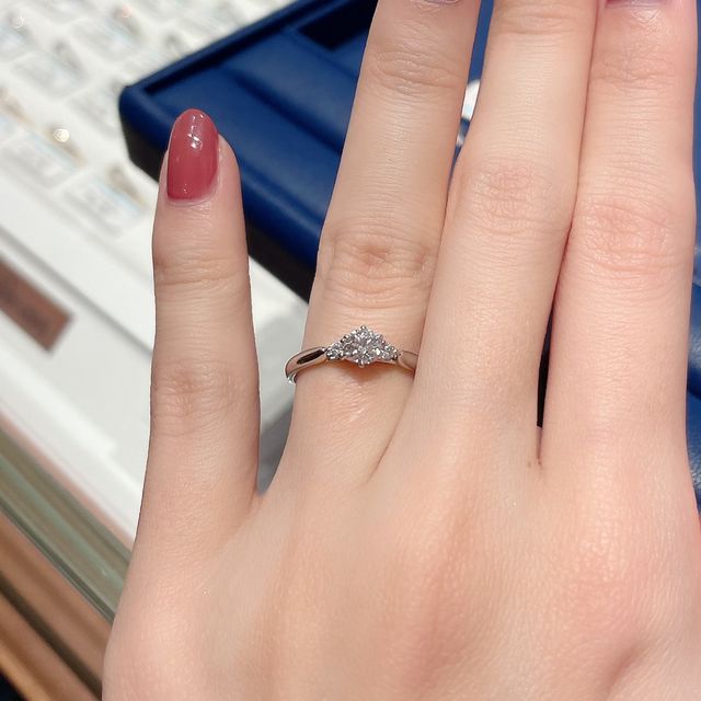 【銀座ダイヤモンドシライシの口コミ】 サイドメレが大粒なので華やかな印象を受けました。また、アームが丸くて…