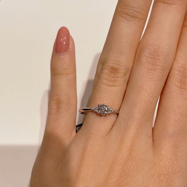 【ラザール ダイヤモンド(LAZARE DIAMOND)の口コミ】 正面、サイドどちらから見てもデザインが洗練されておりとても可愛いです…