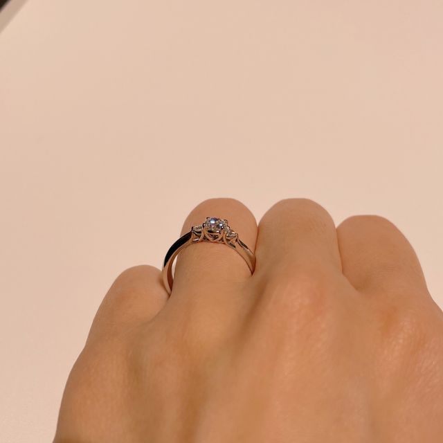 【ラザール ダイヤモンド(LAZARE DIAMOND)の口コミ】 正面、サイドどちらから見てもデザインが洗練されておりとても可愛いです…