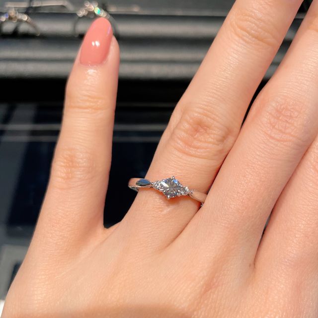 【エクセルコダイヤモンド(EXELCO DIAMOND)の口コミ】 正面からみると定番のサイドメレがついたリングですが、横から見た時のデ…