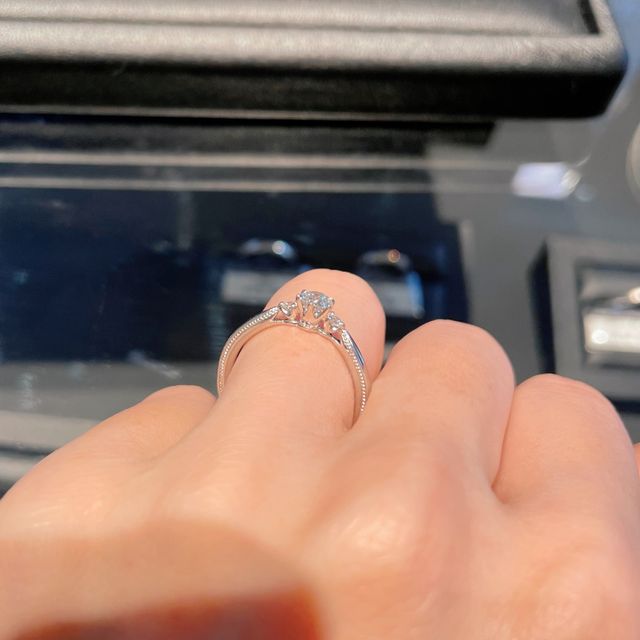 【エクセルコダイヤモンド(EXELCO DIAMOND)の口コミ】 正面からみると定番のサイドメレがついたリングですが、横から見た時のデ…