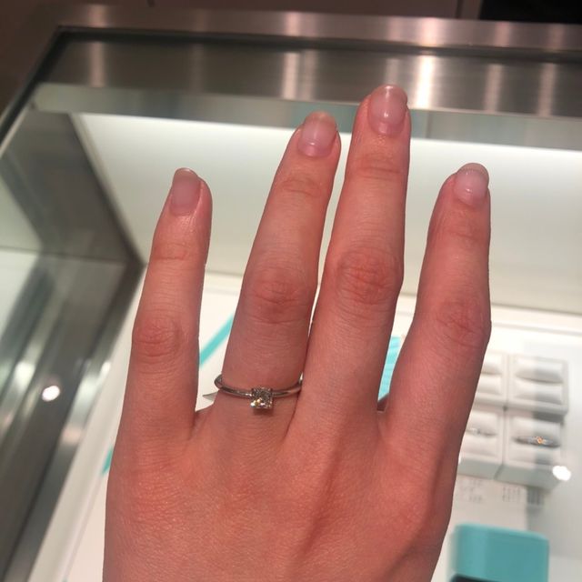 【ティファニー(Tiffany & Co.)の口コミ】 他にはあまりないカットのダイヤが素敵でした。
細めのリングなのでよりダ…