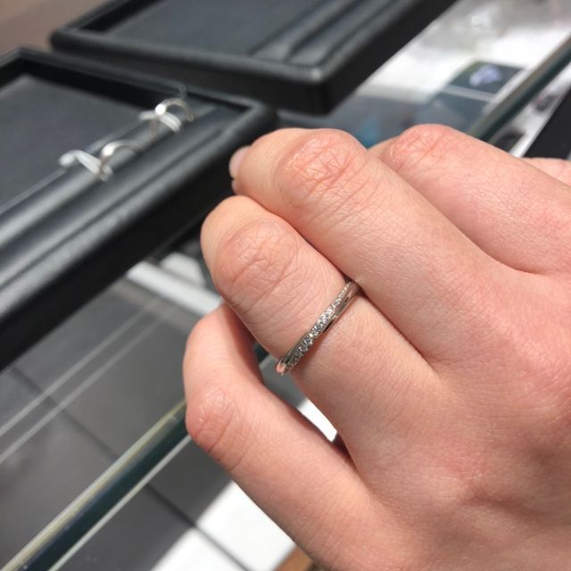 【銀座ダイヤモンドシライシの口コミ】 ダイヤモンドがたくさん着いたデザインです。
日常使いするのに、石は不要…