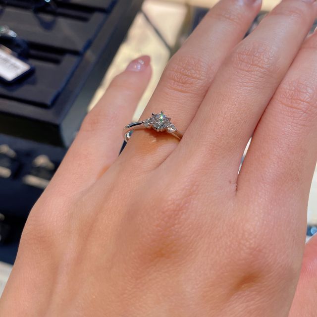 【ROYAL ASSCHER(ロイヤル・アッシャー)の口コミ】 サイドメレダイヤが施された、クラシカルで王道なリングです。センターダ…