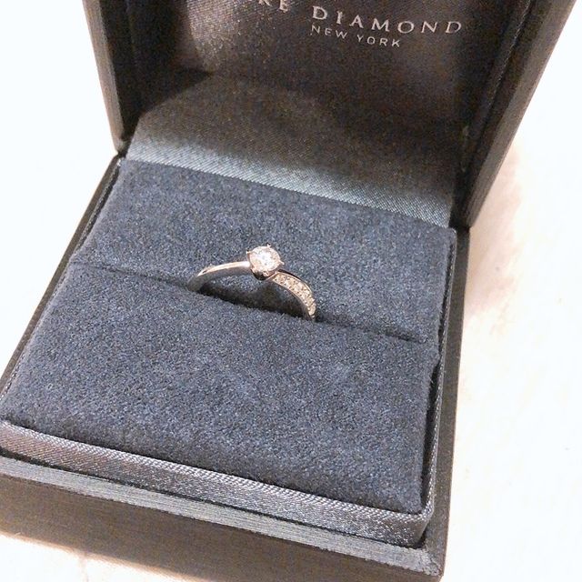 【ラザール ダイヤモンド(LAZARE DIAMOND)の口コミ】 中央のダイヤモンドの輝きはもちろん、ウェーブラインに添ってアシンメト…