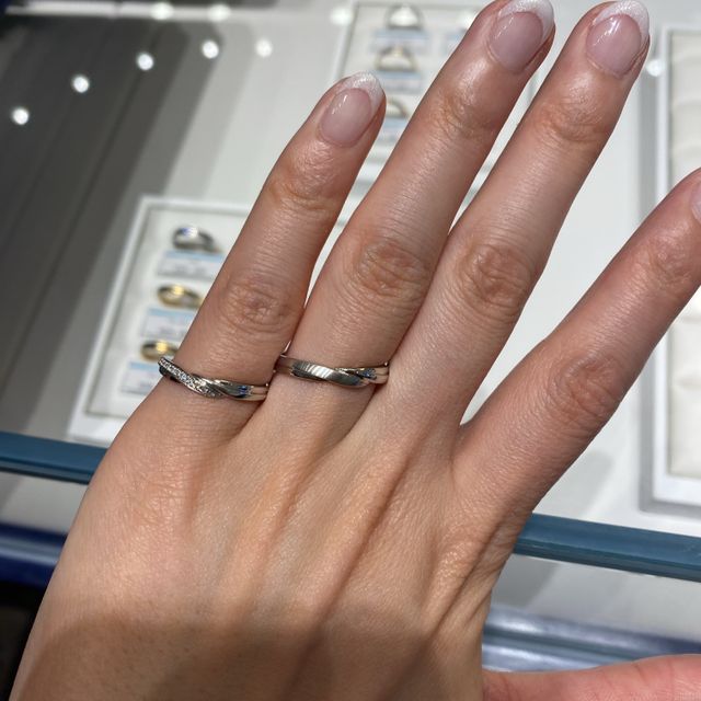 【エクセルコダイヤモンド(EXELCO DIAMOND)の口コミ】 多くのデザインを見て悩みましたが、ダイヤモンドの輝きが美しく、人とあ…