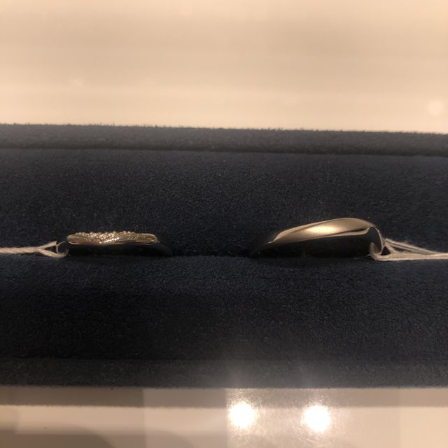 【4℃ BRIDAL(ヨンドシーブライダル)の口コミ】 新郎はウェーブありの一部艶消し、新婦はV字の華奢なデザインを選びました…