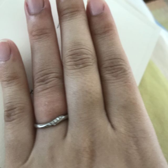 【アイプリモ(I-PRIMO)の口コミ】 ダイヤが表面に見えてほしかったことと、リングは太すぎず細すぎずちょう…