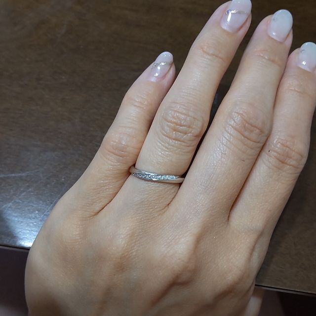 【4℃ BRIDAL(ヨンドシーブライダル)の口コミ】 指輪の決めてはウエーブデザインです。ダイヤが細く入っている所が特に気…