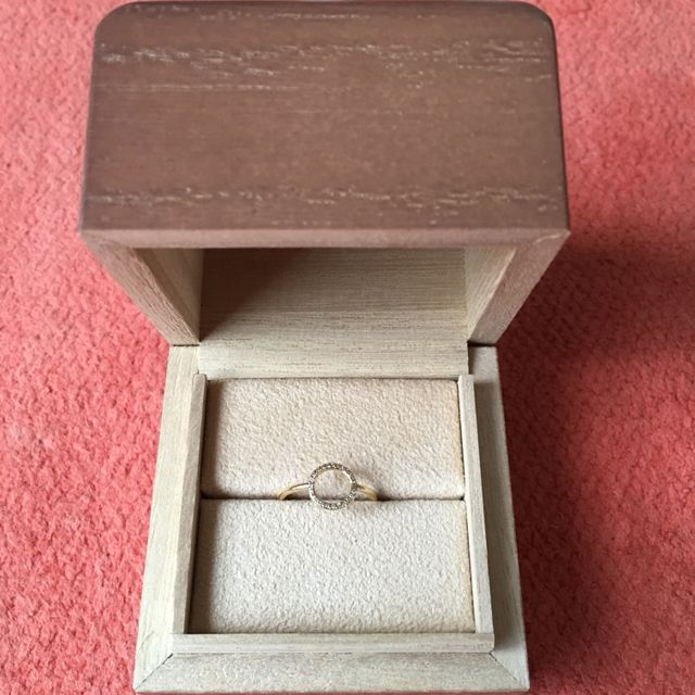 【アッシュペーフランス(H.P.FRANCE)の口コミ】 結婚指輪を探しに行った時にこの指輪に一目惚れしてしまいました。婚約指…