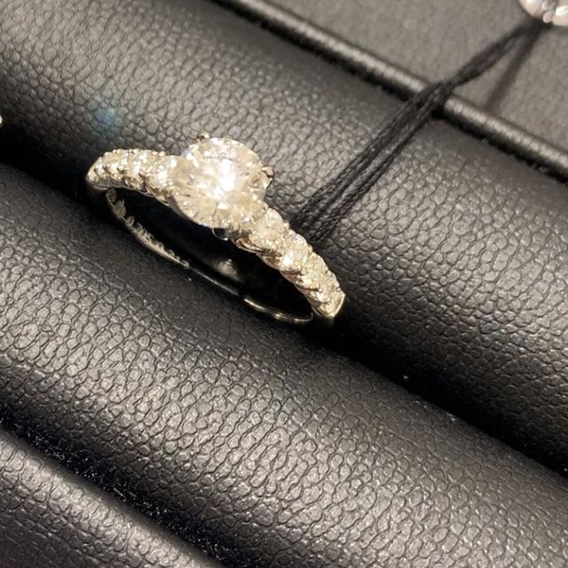 【エクセルコダイヤモンド(EXELCO DIAMOND)の口コミ】 たくさんのブランドで似たようなデザインの指輪を見てきましたがこの指輪…