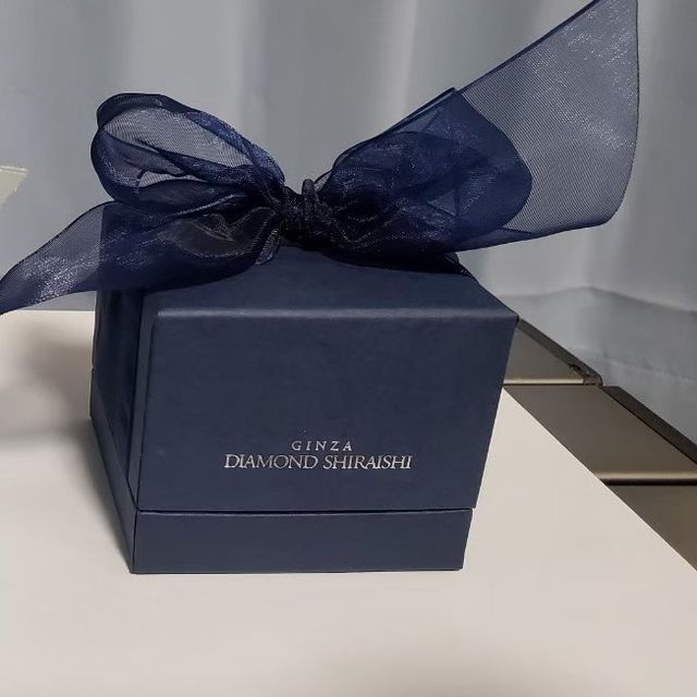 【銀座ダイヤモンドシライシの口コミ】 最初はメレダイヤがついたものをさがしていましたが、シンプルでかわいい…