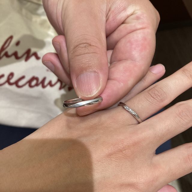 【銀座ダイヤモンドシライシの口コミ】 女性用はシンプルな形でありながら、少しウェーブがかっていて、ダイヤモ…