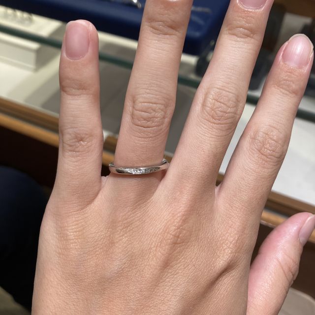 【銀座ダイヤモンドシライシの口コミ】 女性用はシンプルな形でありながら、少しウェーブがかっていて、ダイヤモ…