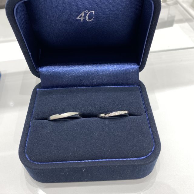 【4℃ BRIDAL(ヨンドシーブライダル)の口コミ】 デザインがシンプルだけどかわいくて、一生つけるものなのでオシャレでか…