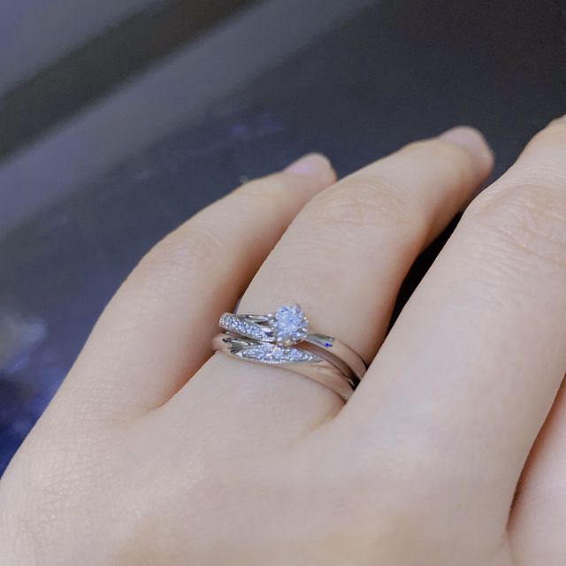 【アイプリモ(I-PRIMO)の口コミ】 結婚指輪と合わせてつけたかったので、同じアイプリモで揃えました。婚約…