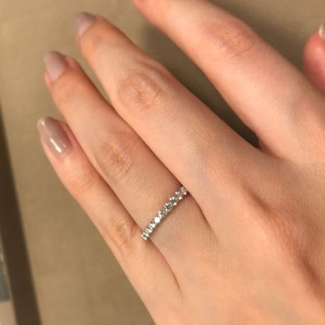 【ANTWERP BRILLIANT(アントワープブリリアント)の口コミ】 エレガントな印象のエタニティリングでありダイヤモンドの輝きが綺麗で存…