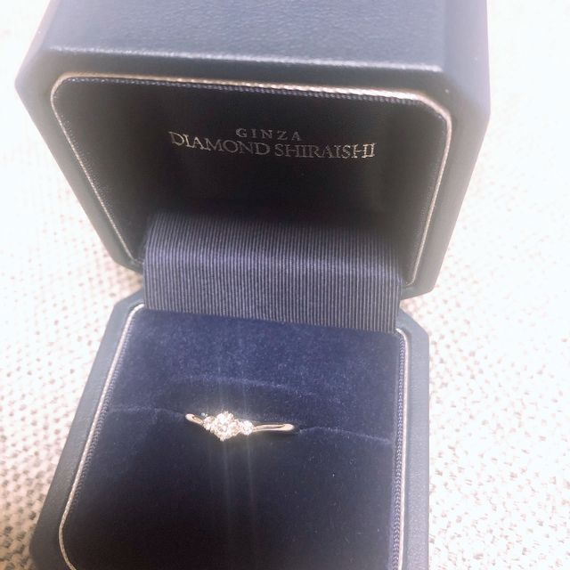 【銀座ダイヤモンドシライシの口コミ】 ダイヤモンドは1石だけでなく、左右にダイヤモンドがあると可愛いなと思っ…