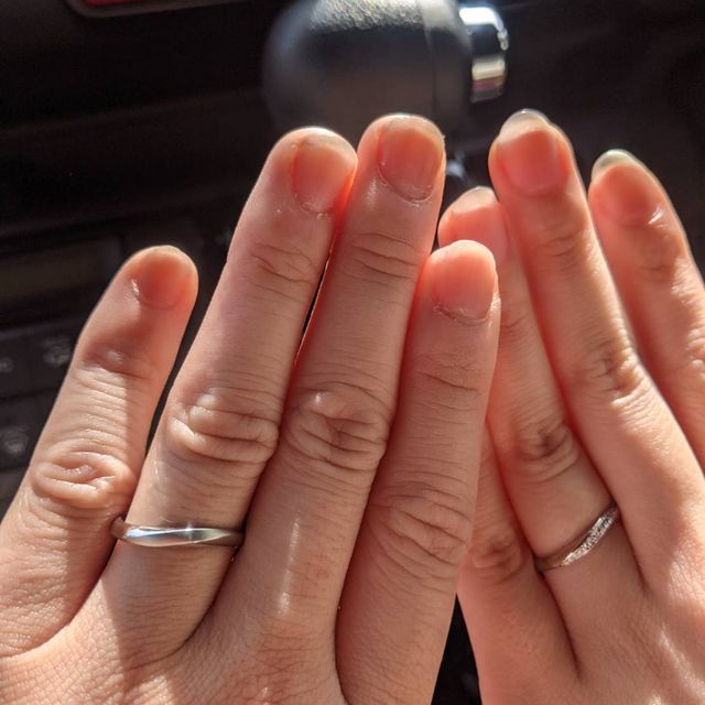 【4℃ BRIDAL(ヨンドシーブライダル)の口コミ】 指輪のデザインはウェーブを選びました。着けるまでは、正直絶対似合わな…