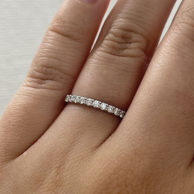 【銀座ダイヤモンドシライシの口コミ】 定番の婚約指輪と結婚指輪を両方持つことに対抗を感じたため、エタニティ…