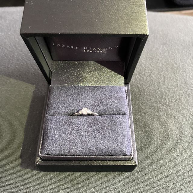 【ラザール ダイヤモンド(LAZARE DIAMOND)の口コミ】 この指輪の決め手は圧倒的なダイヤモンドの輝きとそのシルエットの美しさ…