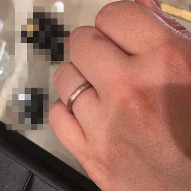 【SIENAROSE(シエナロゼ)の口コミ】 丸みのある優しく上品なデザインと金属のマットな質感、そして個性的で肌…