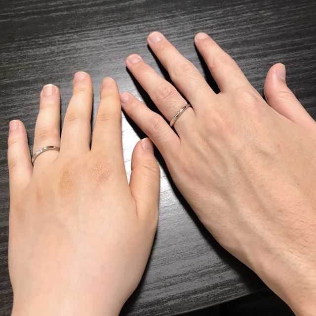 【4℃ BRIDAL(ヨンドシーブライダル)の口コミ】 すっきりと華やかなものを探していたので、3石でゆるくウェーブしているこ…