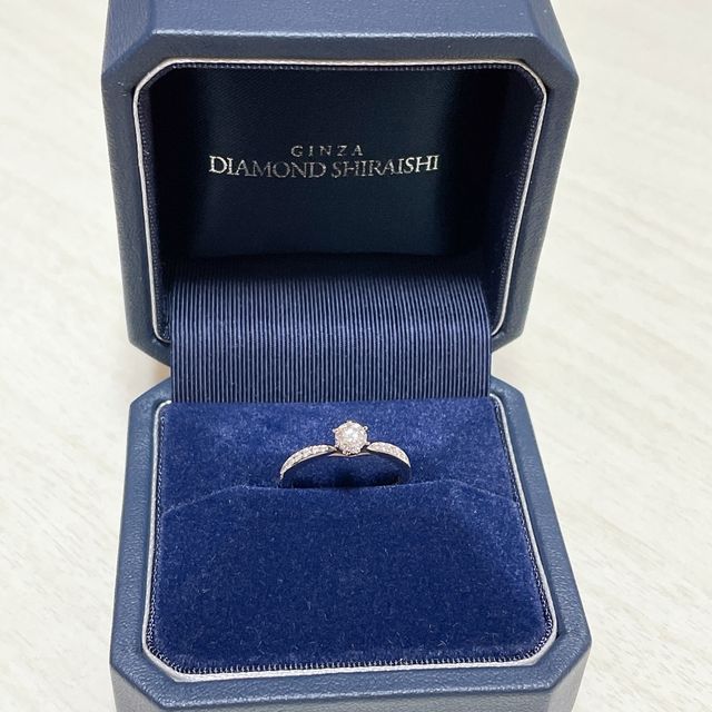 【銀座ダイヤモンドシライシの口コミ】 私は、ウェーブがかったデザインがよかったのですが、
両サイドに入ってい…