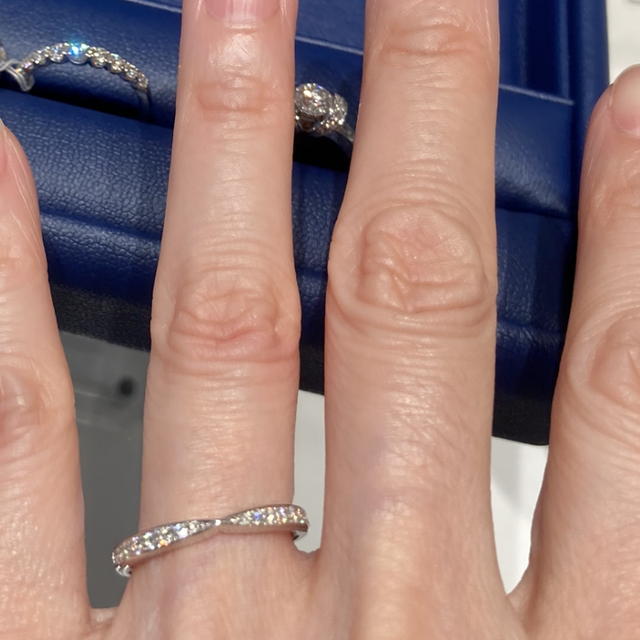 【銀座ダイヤモンドシライシの口コミ】 デザインは素敵で、品質もとても良いと説明していただき、種類も豊富で迷…