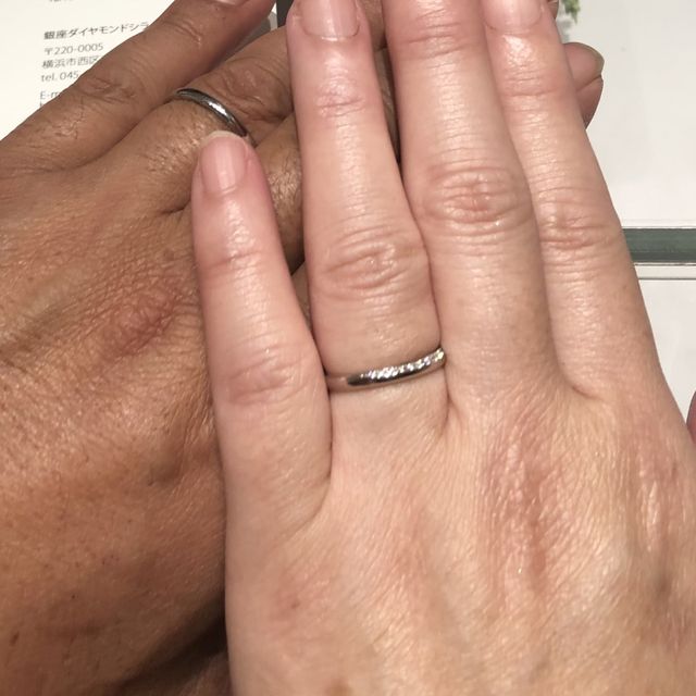 【銀座ダイヤモンドシライシの口コミ】 シンプルなので、女性は重ねづけできます。
また着け方で指の上側にメレダ…