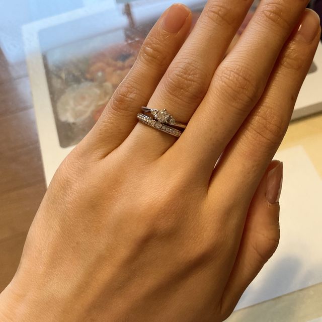 【ラザール ダイヤモンド(LAZARE DIAMOND)の口コミ】 結婚指輪は元々プラチナのシンプルな指輪を探していましたが、ラザールダ…