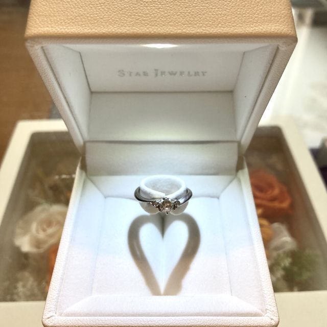 【STAR JEWELRY(スタージュエリー)の口コミ】 繊細さと可憐さがあるデザインがとても気に入りました。ウェーブタイプな…