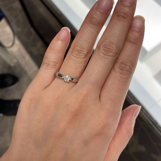 【ティファニー(Tiffany & Co.)の口コミ】 ダイヤに向かってリングが細くくびれていくような美しいデザインです。ダ…