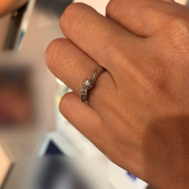 【サマンサティアラブライダル(Samantha Tiara Bridal)の口コミ】 華奢なデザインであり大小のダイヤモンドのバランスが絶妙で綺麗だと感じ…