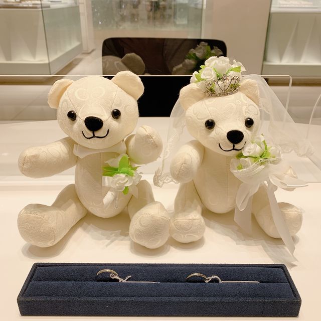 【4℃ BRIDAL(ヨンドシーブライダル)の口コミ】 新婦の指輪は、斜めの線が入っておりシンプルではあるがエッジが効いてい…