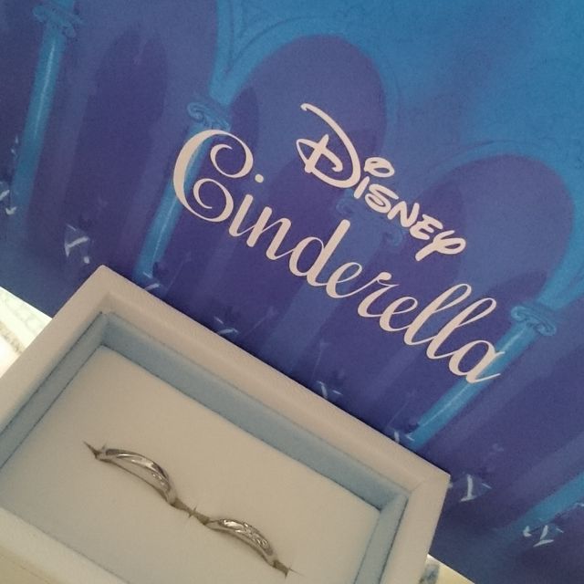 【Disney Cinderella(ディズニー シンデレラ)の口コミ】 ディズニー好きの二人にはぴったりの指輪でした！
店舗にはたくさんのブラ…