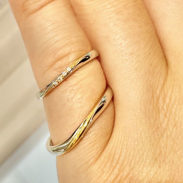 【サマンサティアラブライダル(Samantha Tiara Bridal)の口コミ】 ゴールドとプラチナがつかわれており、珍しいデザインだと思いました。
ゴ…