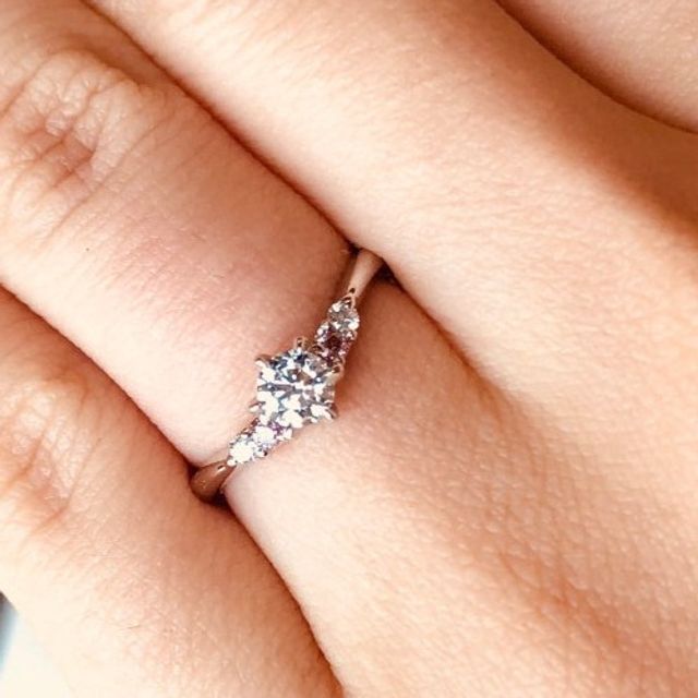 【I's stone(アイズストーン)の口コミ】 比較的オーソドックスでサイドのメレダイヤがセンターの大きなダイヤモン…