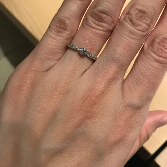 【アンジェリックフォセッテ(Angelique Fossette)の口コミ】 可愛らしい指輪にしたかったので、キラキラしているこの指輪にしました。…