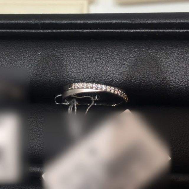 【ジュエリーツツミ(JEWELRY TSUTSUMI)の口コミ】 アームがクロスするシンプルで上品なデザインであり、色々なファッション…