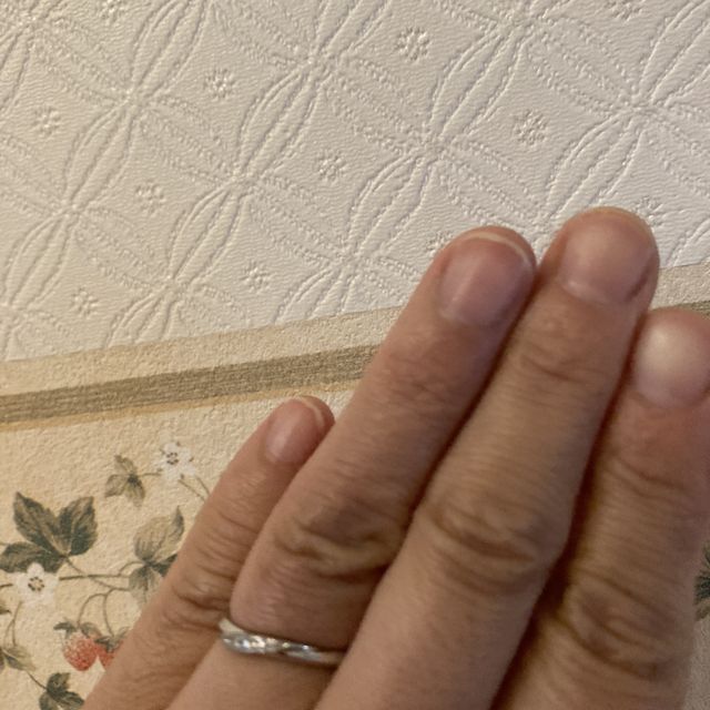 【アイプリモ(I-PRIMO)の口コミ】 女性用はダイヤが3個のみにも関わらず、凄く煌めきが有、流線形のひねりの…