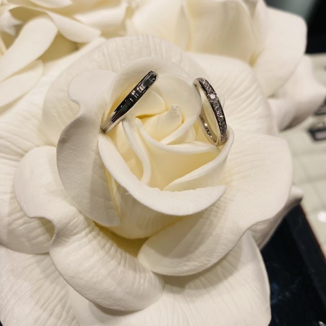 【ラザール ダイヤモンド(LAZARE DIAMOND)の口コミ】 デザインが決め手です。
5〜6店舗ほど、結婚指輪を見て回りましたがデザイ…