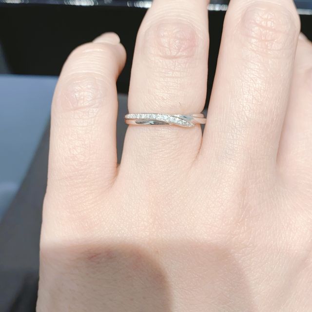 【エクセルコダイヤモンド(EXELCO DIAMOND)の口コミ】 指輪自体のボリュームが適度にあり、ダイヤモンドもラインで入っておりと…