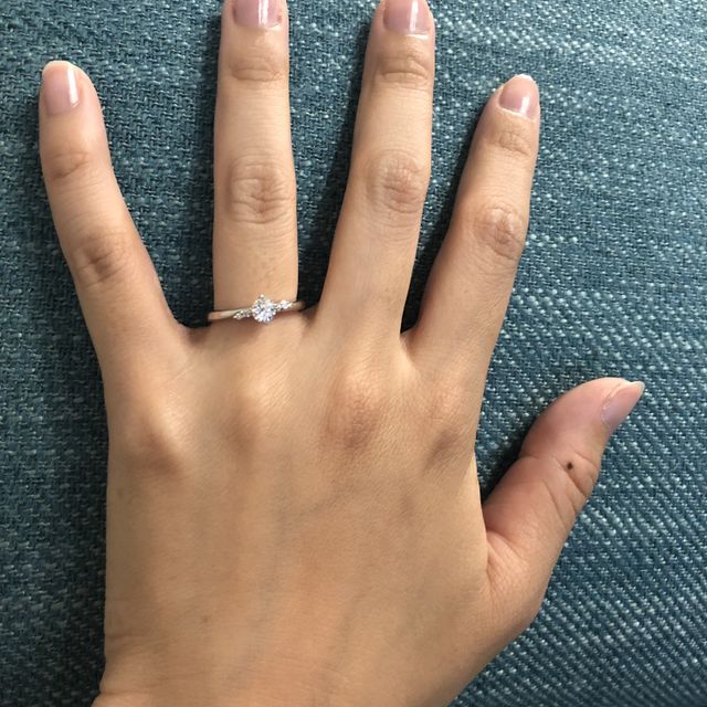 【アイプリモ(I-PRIMO)の口コミ】 彼が選んでくれたのですが、長く使えそうなストレートのデザイン、ダイヤ…