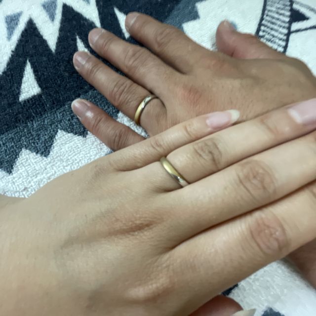 【ケイウノ ブライダル(K.UNO BRIDAL)の口コミ】 プラチナとゴールドが半分になっていて、デザインをまず気に入りました。…