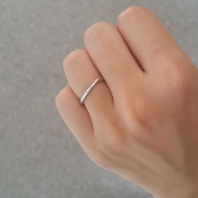 【4℃ BRIDAL(ヨンドシーブライダル)の口コミ】 ウェーブデザインがお互いの指がきれいに見えるという理由からウェーブデ…