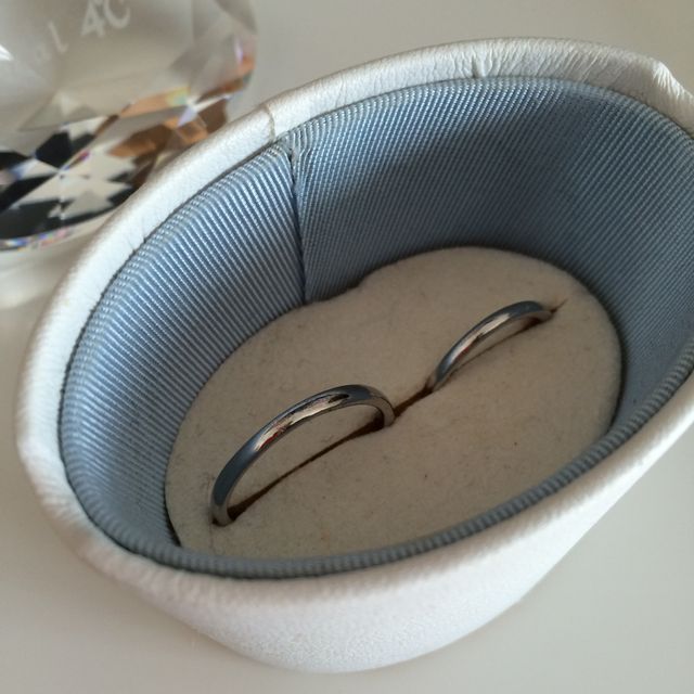 【canal4℃(カナルヨンドシー)の口コミ】 シンプルでスッキリしている所です。指輪の裏にはお互いの誕生石を入れる…