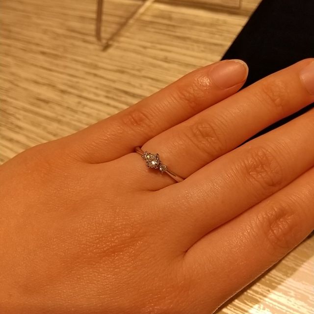 【TRECENTI(トレセンテ)の口コミ】 つけごこちがよく、石の部分にかけて絞りが入っていてスッキリ見える。そ…